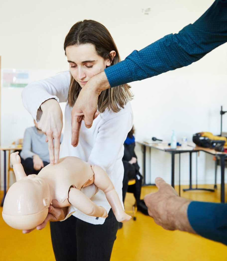 Formation sauveteur secoursite du travail (SST) Photo de la réalisation d'un massage cardiaque chez le nourrisson.